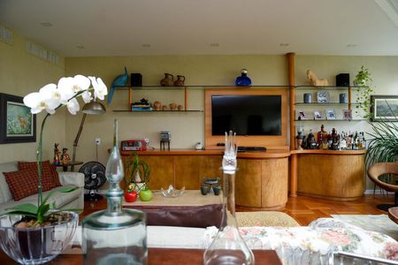 Apartamento à venda com 300m², 4 quartos e 2 vagas Apartamento à venda com 300m², 4 quartos e 2 vagasSala