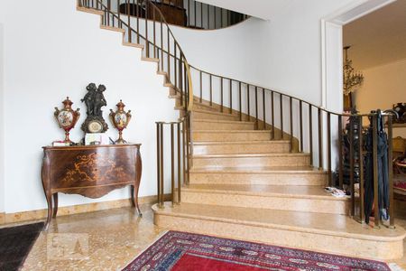 Casa para alugar com 500m², 4 quartos e 8 vagas Casa para alugar com 500m², 4 quartos e 8 vagasCorredor de entrada