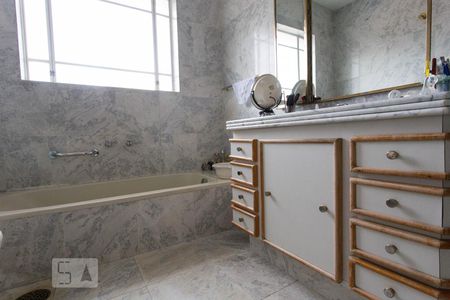 Casa para alugar com 500m², 4 quartos e 8 vagas Casa para alugar com 500m², 4 quartos e 8 vagasBanheiro