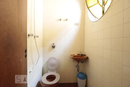 Casa para alugar com 330m², 4 quartos e 6 vagasBanheiro de serviço