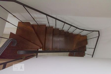 Casa à venda com 350m², 3 quartos e 4 vagas Casa à venda com 350m², 3 quartos e 4 vagasEscadas