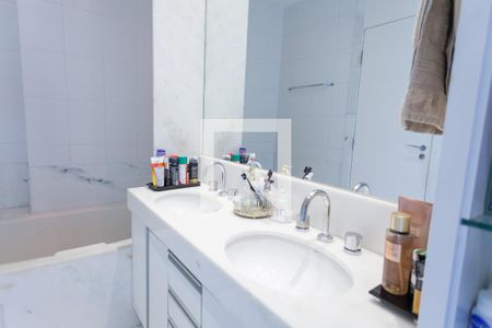Apartamento à venda com 215m², 4 quartos e 4 vagas Apartamento à venda com 215m², 4 quartos e 4 vagasBanheiro da Suíte 2