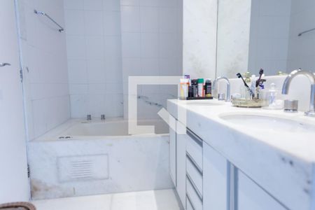 Apartamento à venda com 215m², 4 quartos e 4 vagas Apartamento à venda com 215m², 4 quartos e 4 vagasBanheiro da Suíte 2