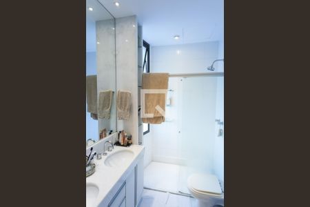 Apartamento à venda com 215m², 4 quartos e 4 vagas Apartamento à venda com 215m², 4 quartos e 4 vagasBanheiro da Suíte 2