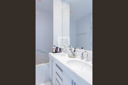 Apartamento à venda com 215m², 4 quartos e 4 vagas Apartamento à venda com 215m², 4 quartos e 4 vagasBanheiro da Suíte 2