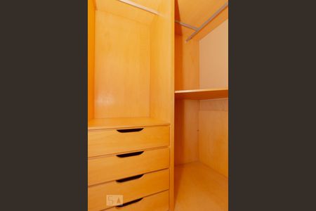 Casa de condomínio para alugar com 117m², 2 quartos e 1 vaga Casa de condomínio para alugar com 117m², 2 quartos e 1 vagaCloset da suíte 1