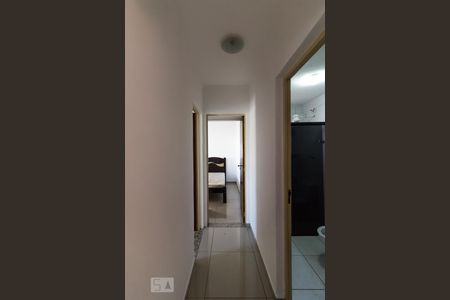 Corredor de acesso aos quartos de apartamento para alugar com 2 quartos, 60m² em Vila Leonor, Guarulhos