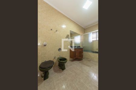 Casa à venda com 450m², 3 quartos e 6 vagas Casa à venda com 450m², 3 quartos e 6 vagasBanheiro da Suíte 2