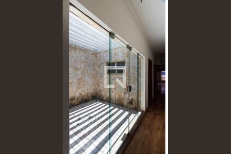 Casa à venda com 450m², 3 quartos e 6 vagas Casa à venda com 450m², 3 quartos e 6 vagasCorredor - Jardim de Inverno