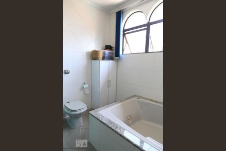 Casa à venda com 500m², 3 quartos e 4 vagas Casa à venda com 500m², 3 quartos e 4 vagasBanheiro da suíte 2