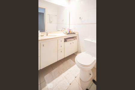 Banheiro suíte de apartamento para alugar com 3 quartos, 125m² em Vila Olímpia, São Paulo