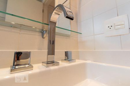 Banheiro  de apartamento para alugar com 2 quartos, 82m² em Vila Sofia, São Paulo