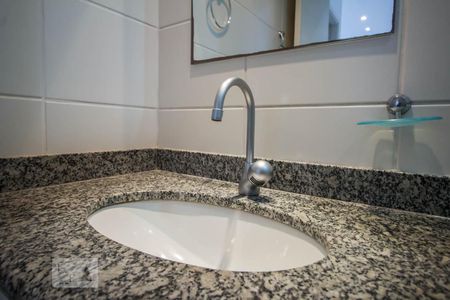 Banheiro social detalhe de apartamento para alugar com 1 quarto, 28m² em Pinheiros, São Paulo