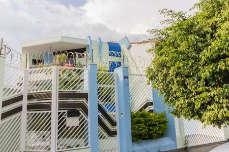 Casa à venda com 650m², 3 quartos e 7 vagas Casa à venda com 650m², 3 quartos e 7 vagasFachada