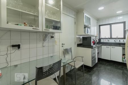 Apartamento para alugar com 300m², 4 quartos e 4 vagas Apartamento para alugar com 300m², 4 quartos e 4 vagasCozinha Inferior