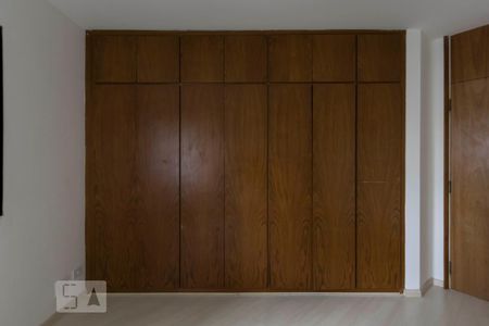 Apartamento à venda com 247m², 4 quartos e 3 vagasQuarto 2 (Armários)