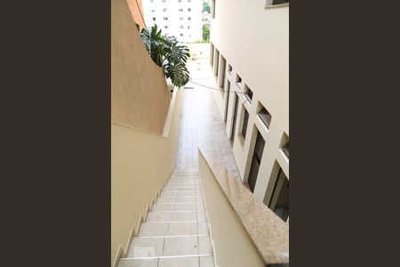 Casa à venda com 600m², 5 quartos e 3 vagas Casa à venda com 600m², 5 quartos e 3 vagasEscada de acesso à garagem
