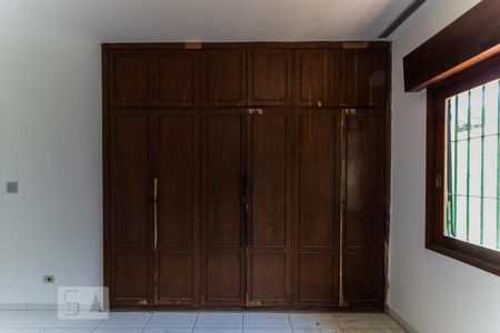 Casa à venda com 370m², 5 quartos e 3 vagas Casa à venda com 370m², 5 quartos e 3 vagasQuarto 4