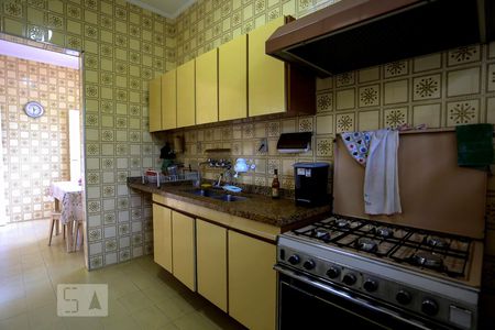 Casa à venda com 350m², 3 quartos e 4 vagas Casa à venda com 350m², 3 quartos e 4 vagasCozinha Armário