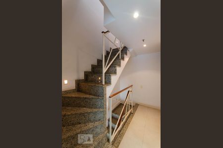 Apartamento à venda com 95m², 2 quartos e 1 vaga Apartamento à venda com 95m², 2 quartos e 1 vagaEscada de acesso a suite