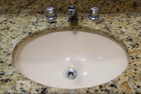 Apartamento à venda com 95m², 2 quartos e 1 vaga Apartamento à venda com 95m², 2 quartos e 1 vagaLavatório do banheiro social