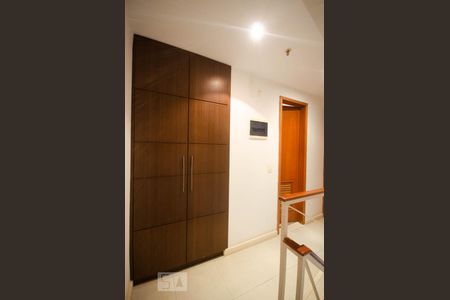 Apartamento à venda com 95m², 2 quartos e 1 vaga Apartamento à venda com 95m², 2 quartos e 1 vagaArmário embutido no corredor de acesso ao quarto e banheiro social