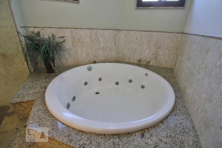 Apartamento à venda com 256m², 4 quartos e 5 vagasBanheira