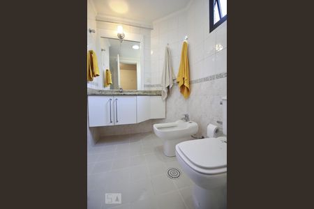 Apartamento à venda com 256m², 4 quartos e 5 vagasBanheiro da suíte 4