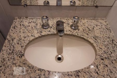 Apartamento à venda com 65m², 2 quartos e 2 vagasPia do Banheiro Social