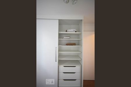 Armário do quarto 1 de apartamento para alugar com 3 quartos, 72m² em Paraíso do Morumbi, São Paulo