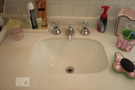 Casa à venda com 260m², 3 quartos e 3 vagasBanheiro