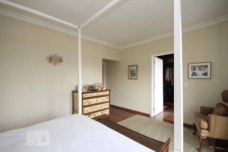 Casa à venda com 260m², 3 quartos e 3 vagasSuíte