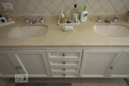 Casa à venda com 260m², 3 quartos e 3 vagasBanheiro da Suíte