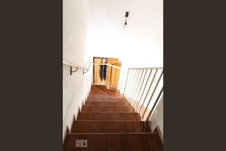 Casa à venda com 380m², 3 quartos e 5 vagasEscada de acesso à garagem através da cozinha