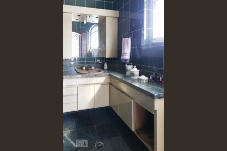 Casa à venda com 380m², 3 quartos e 5 vagasBanheiro da suíte 1