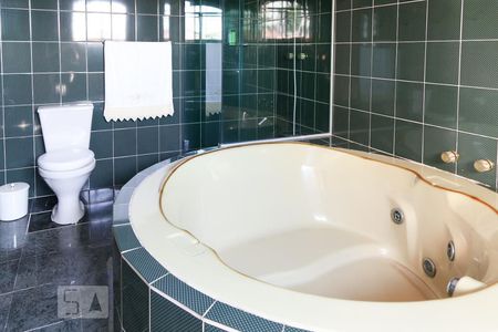 Casa à venda com 380m², 3 quartos e 5 vagasBanheiro da suíte 1