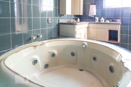 Casa à venda com 380m², 3 quartos e 5 vagasBanheiro da suíte 1