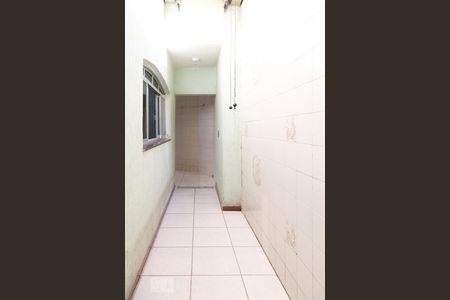 Casa à venda com 380m², 3 quartos e 5 vagasCorredor lateral 