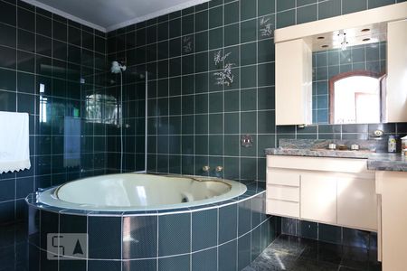 Casa à venda com 380m², 3 quartos e 5 vagasBanheiro da suíte 1