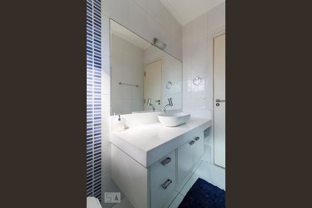 Casa à venda com 275m², 3 quartos e 6 vagasBanheiro suíte 2