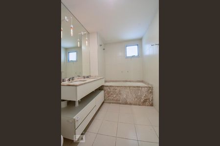 Apartamento à venda com 192m², 4 quartos e 3 vagasBanheiro Suíte 01