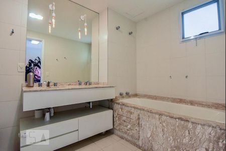 Apartamento à venda com 192m², 4 quartos e 3 vagasBanheiro Suíte 01