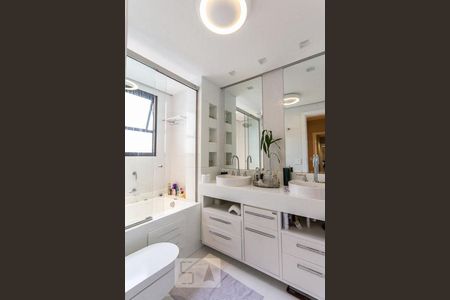 Apartamento à venda com 177m², 3 quartos e 3 vagas Apartamento à venda com 177m², 3 quartos e 3 vagasSuíte