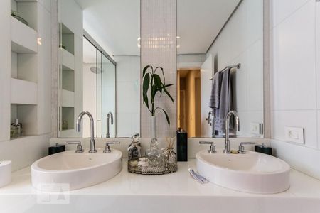 Apartamento à venda com 177m², 3 quartos e 3 vagas Apartamento à venda com 177m², 3 quartos e 3 vagasSuíte