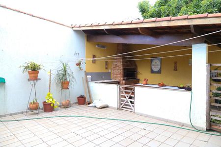 Casa à venda com 323m², 6 quartos e 3 vagas Casa à venda com 323m², 6 quartos e 3 vagasQuintal