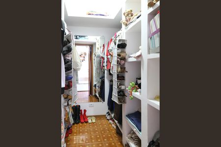 Casa à venda com 323m², 6 quartos e 3 vagas Casa à venda com 323m², 6 quartos e 3 vagasCloset