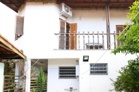 Casa à venda com 323m², 6 quartos e 3 vagas Casa à venda com 323m², 6 quartos e 3 vagasFundos da casa