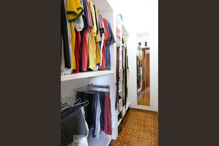 Casa à venda com 323m², 6 quartos e 3 vagas Casa à venda com 323m², 6 quartos e 3 vagasCloset