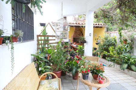 Casa à venda com 323m², 6 quartos e 3 vagas Casa à venda com 323m², 6 quartos e 3 vagasQuintal