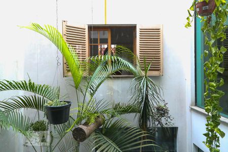 Casa à venda com 323m², 6 quartos e 3 vagas Casa à venda com 323m², 6 quartos e 3 vagasVista da janela